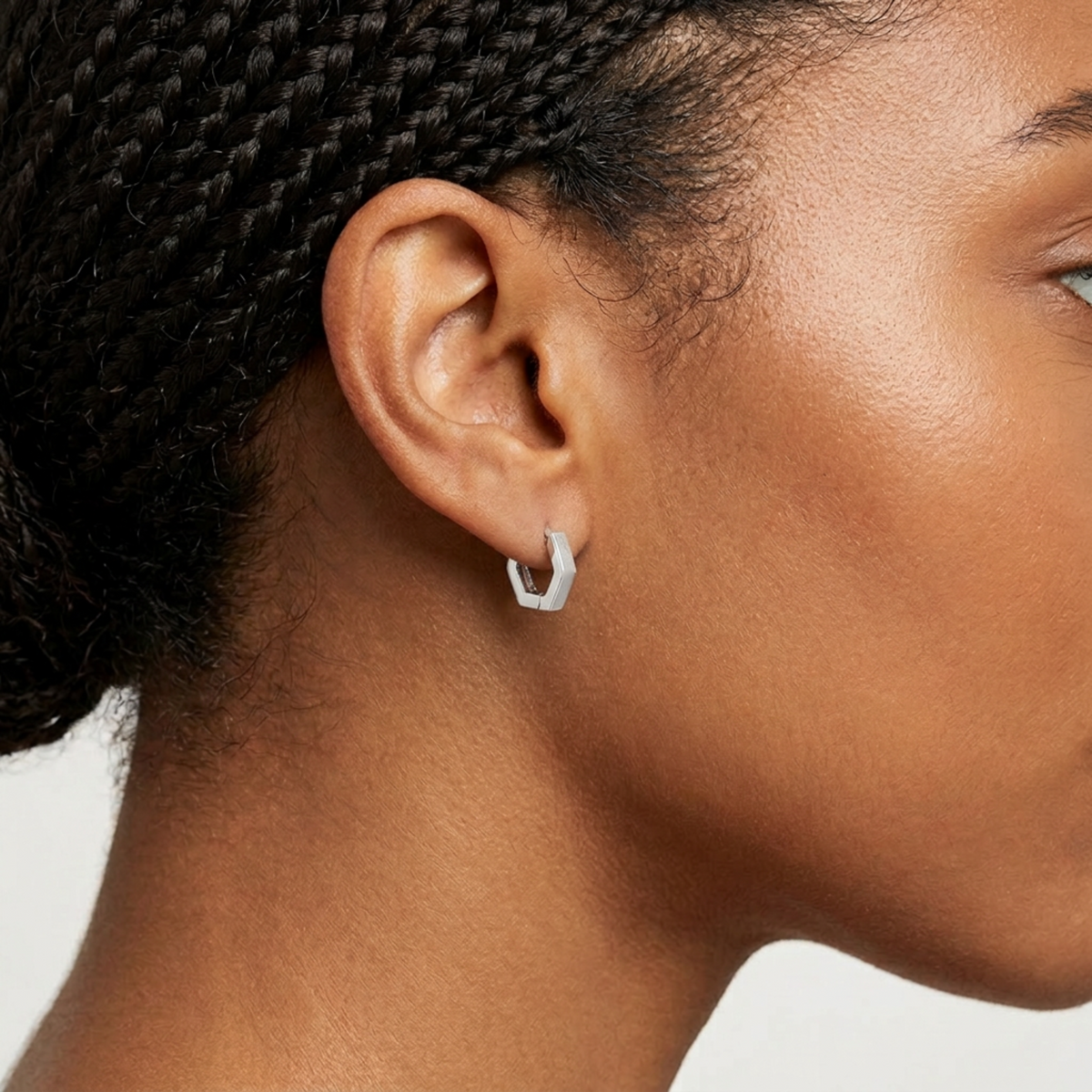 Boucles d'oreilles créoles hexagonale, en argent 925passivé ou rhodié, portées aux oreilles