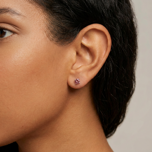 Clous d'oreilles en argent 925 avec un zirconium rose, portés à l'oreille