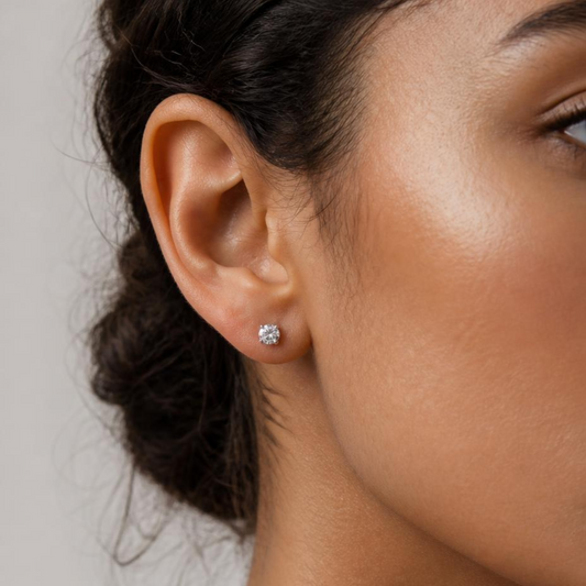 Clous d'oreilles en argent 925 avec un zirconium blanc, portés à l'oreille