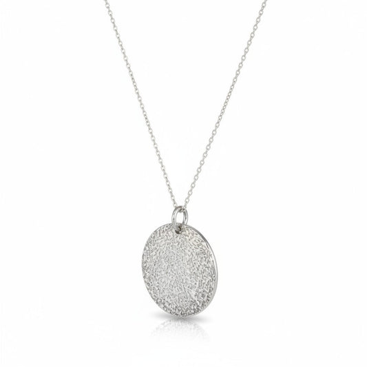 Médaille martelée et sa chaine, en argent 925 rhodié, vue gros plan