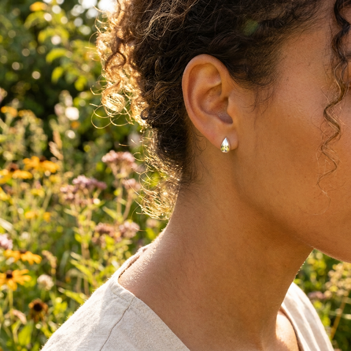 Boucles d'oreilles clous d'oreilles en forme de goutte, en argent 925 passivé ou rhodié, portées aux oreilles