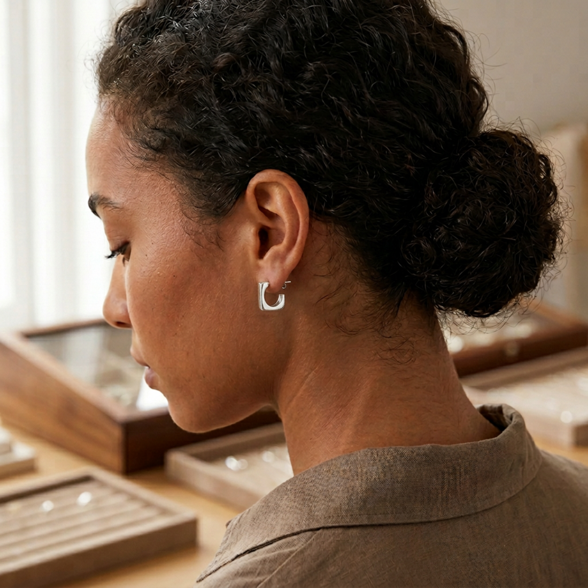 Boucles d'oreilles, créoles carrées miroir, en argent 925 passivé ou rhodié, portées aux oreilles.