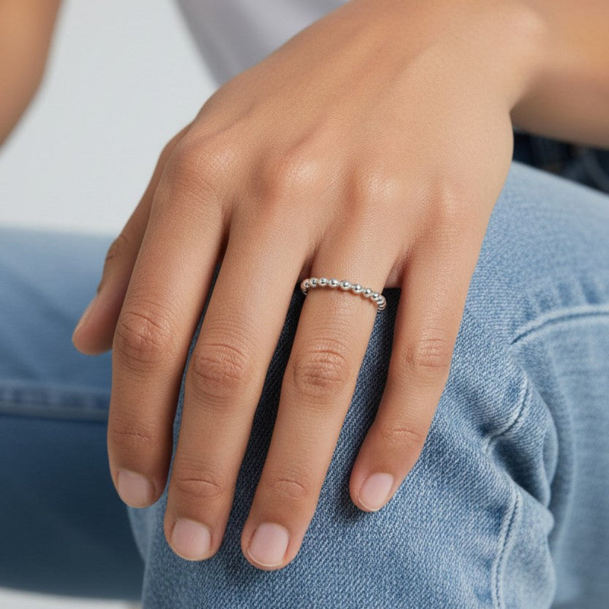 Bague perlée en argent 925, portée au doigt