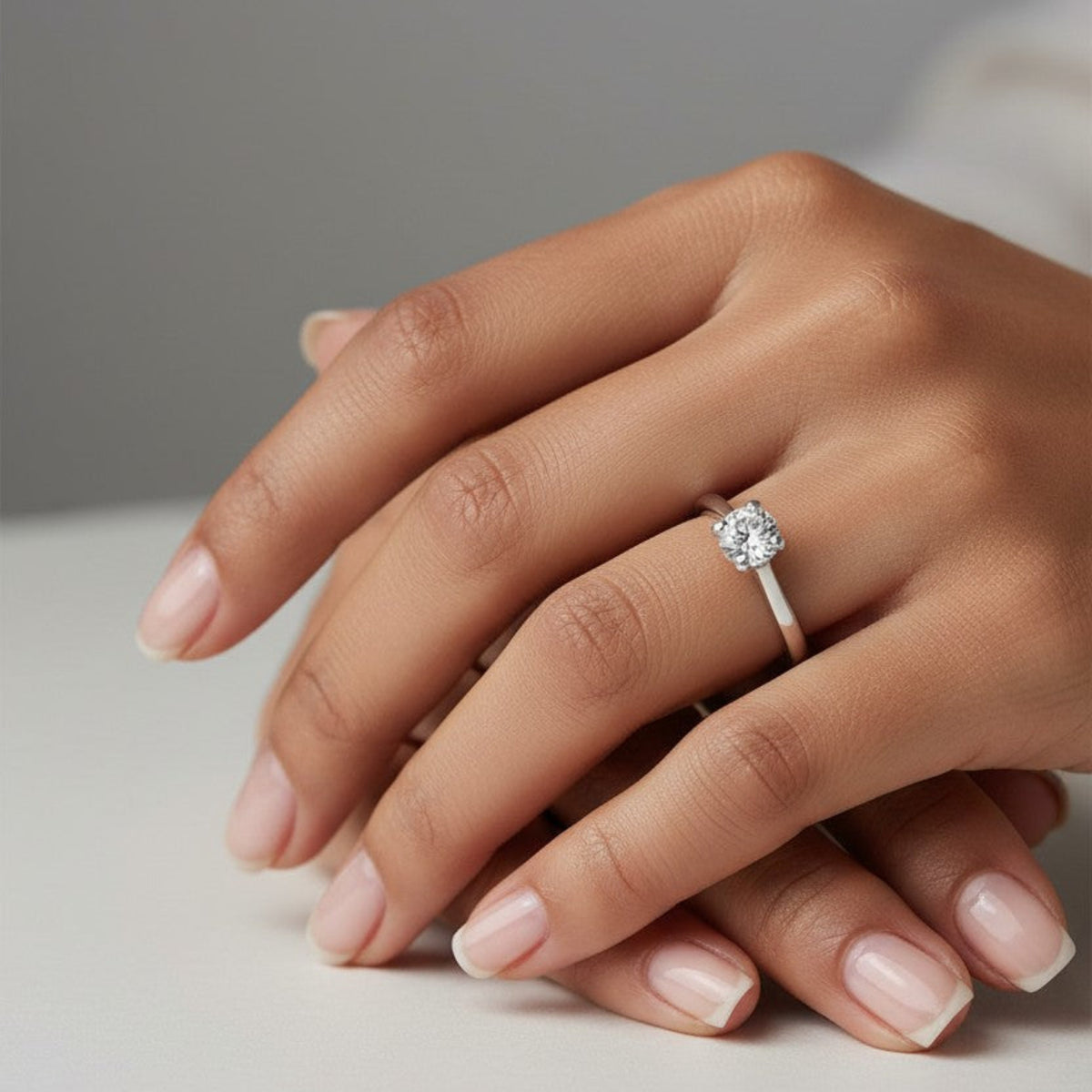 Bague en argent 925 avec un solitaire en oxyde de zirconium blanc, portée au doigt