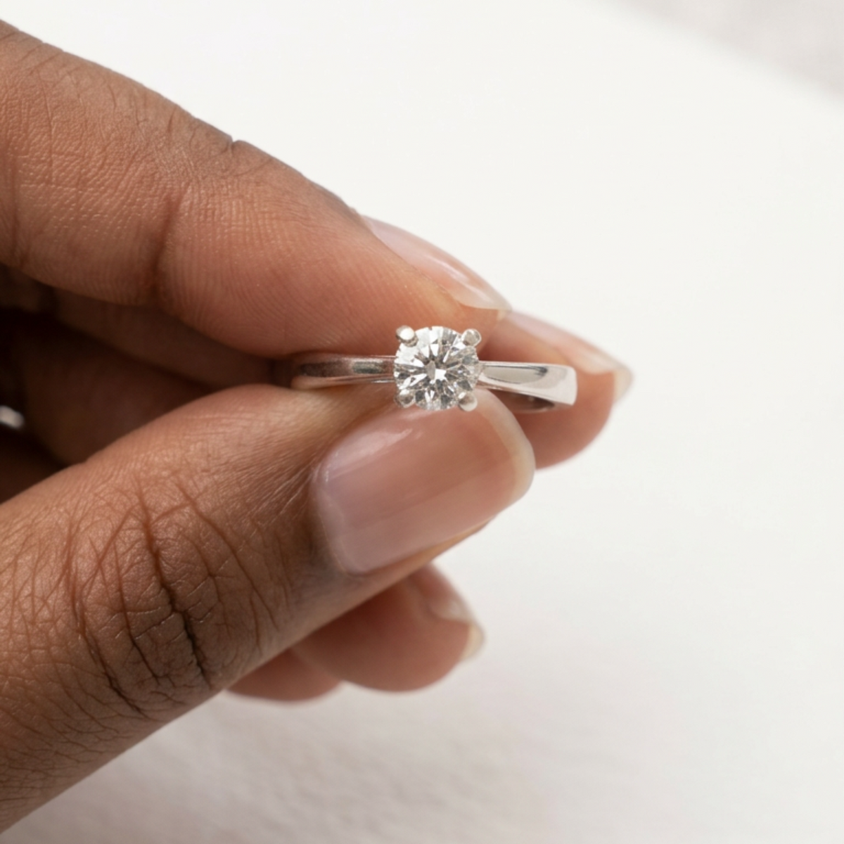 Bague en argent 925, avec un solitaire en oxyde de zirconium, vue gros plan