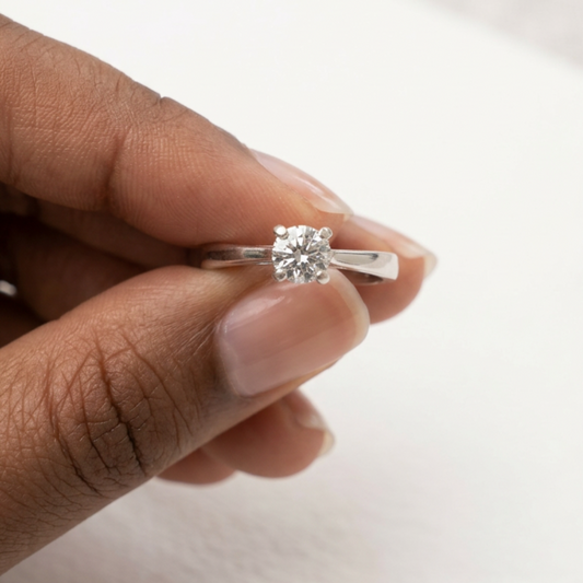 Bague en argent 925, avec un solitaire en oxyde de zirconium, vue gros plan