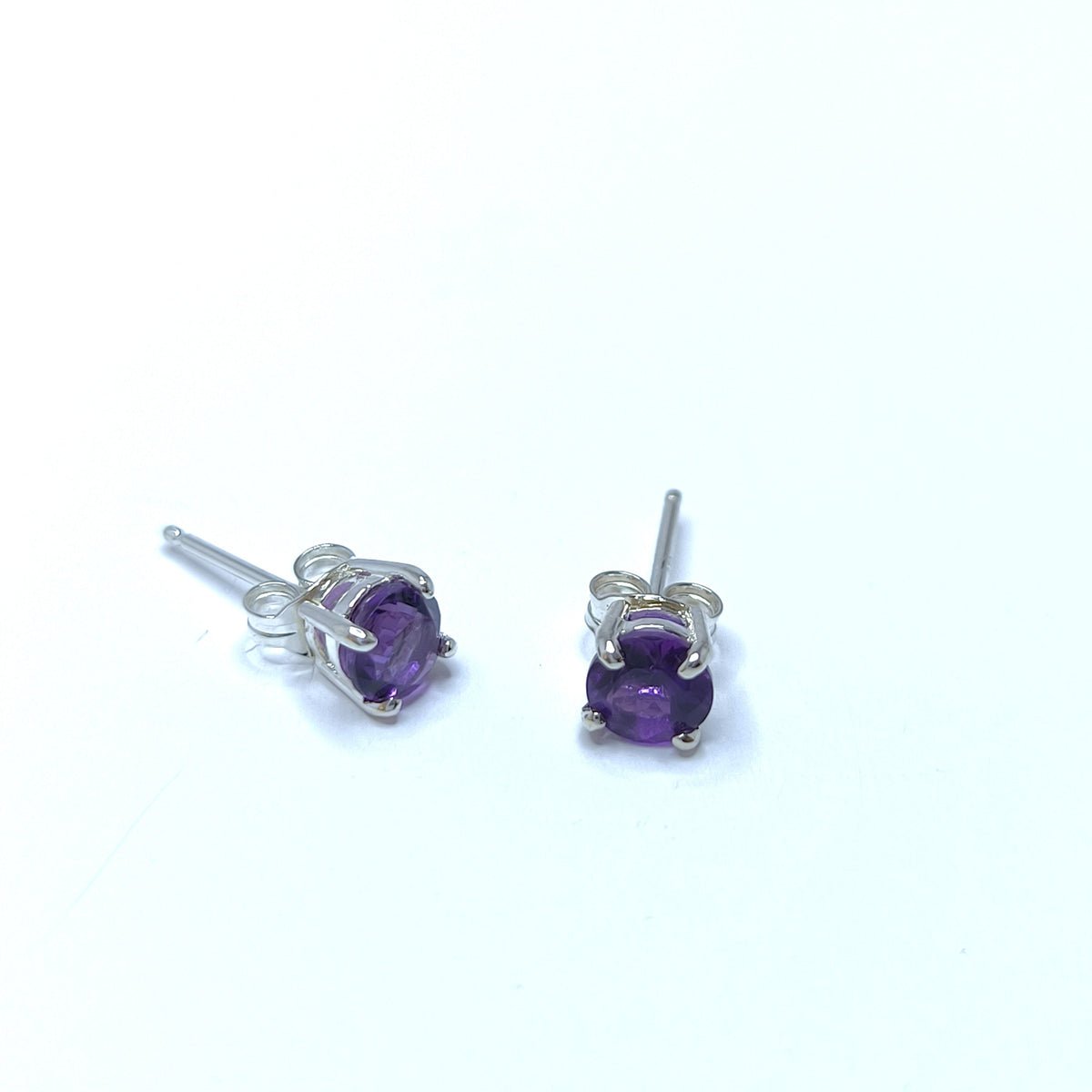 Clous d'oreilles en argent 925, avec un améthyste violette.