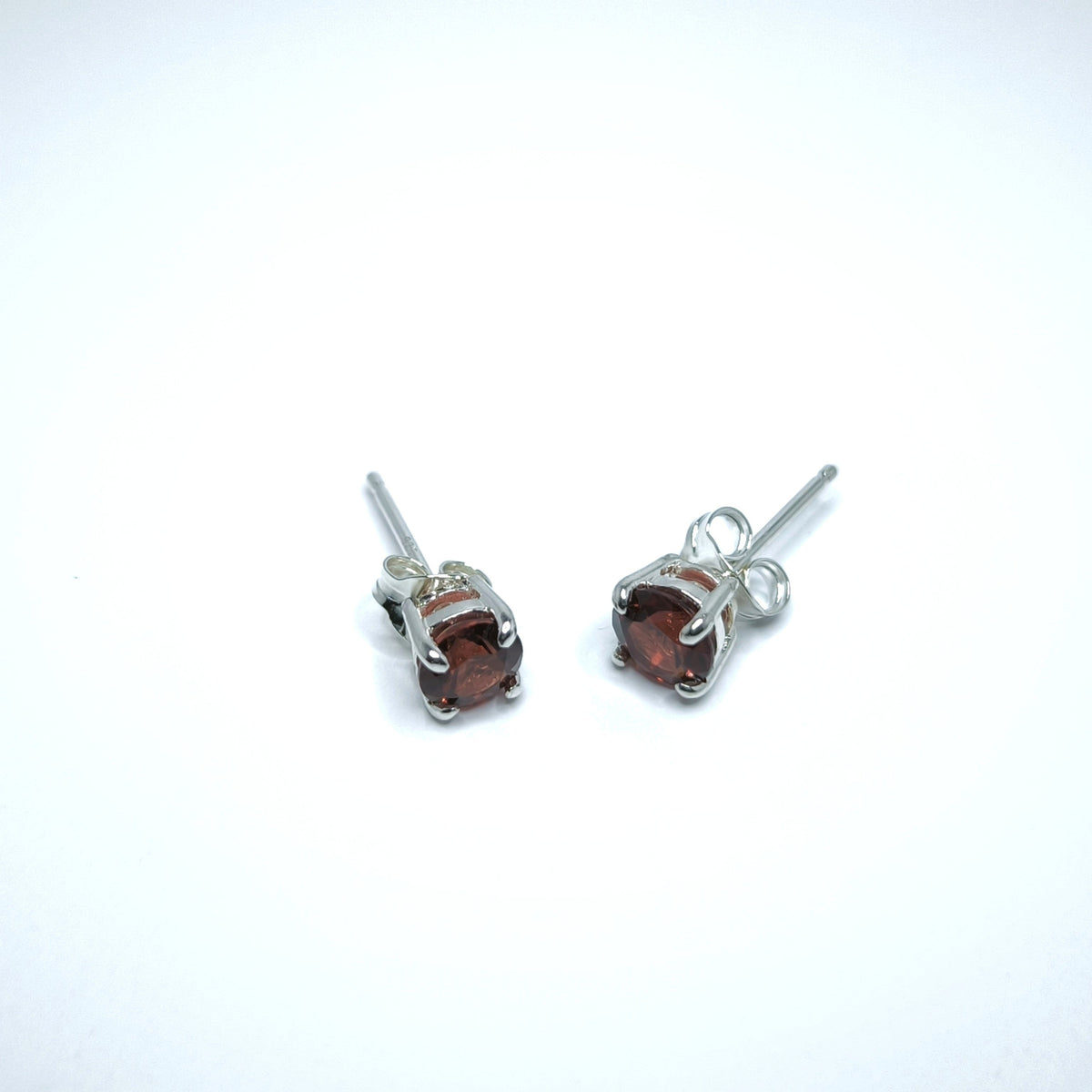 clous d'oreilles en argent 925, avec un grenat rouge
