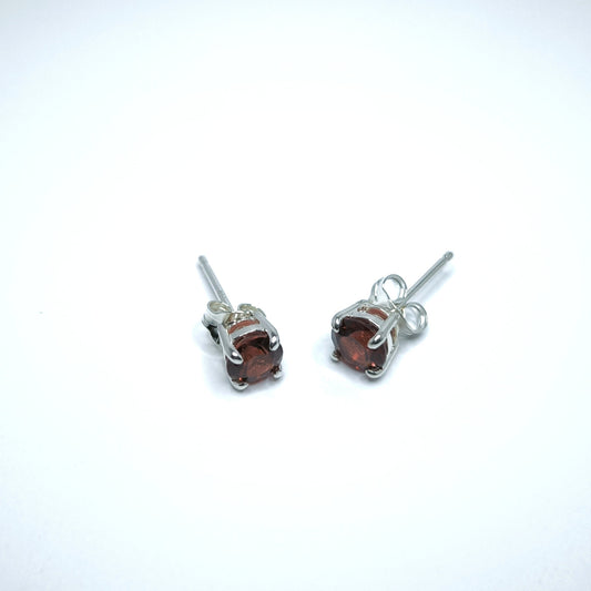 clous d'oreilles en argent 925, avec un grenat rouge