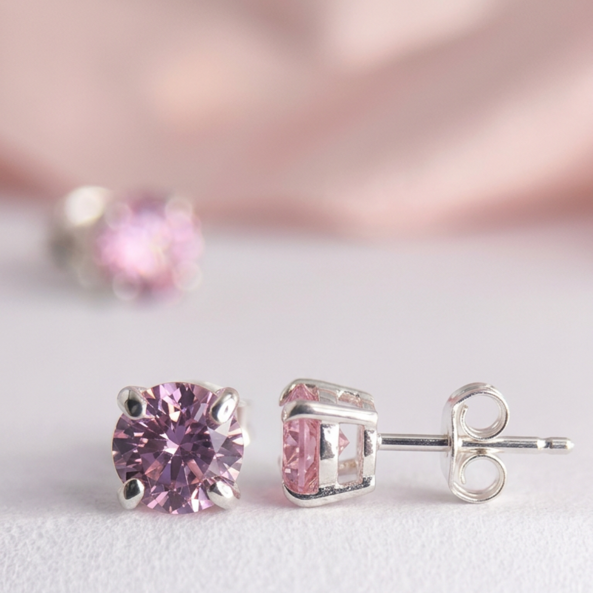 Clous d'oreilles en argent 925, avec un zirconium rose.