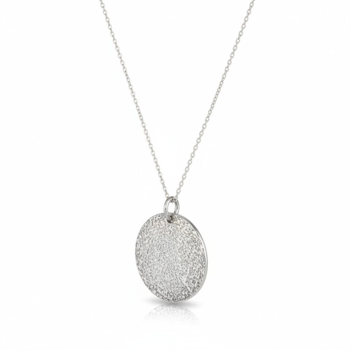Médaille martelée et sa chaine, en argent 925 rhodié, vue gros plan