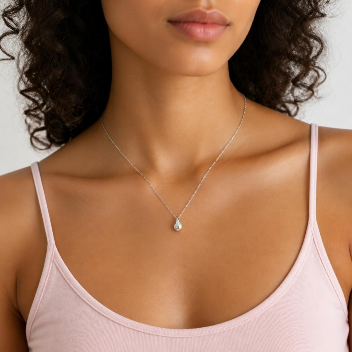 Collier chaine et pendentif en forme de goutte, en argent 925 passivé ou rhodié, porté au cou