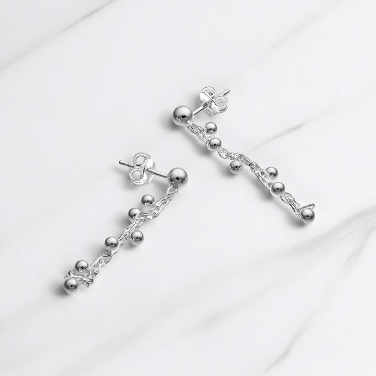 Boucles d'oreilles pendantes en chaine perlée, en argent 925 rhodié.