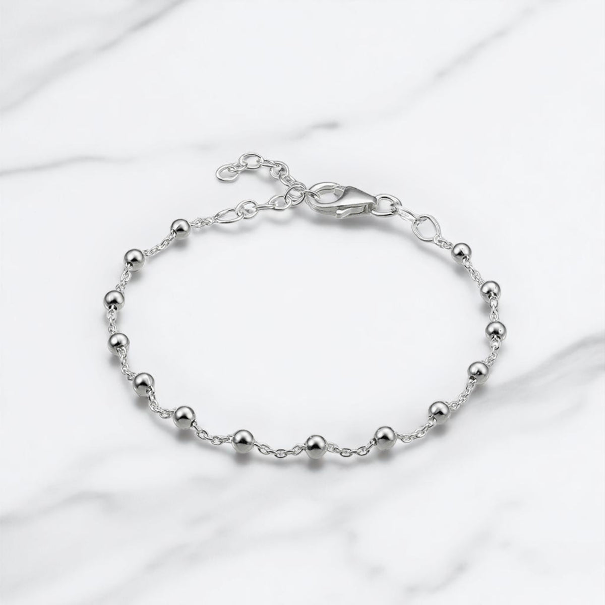 Bracelet en chaine perlée, en argent 925 rhodié.