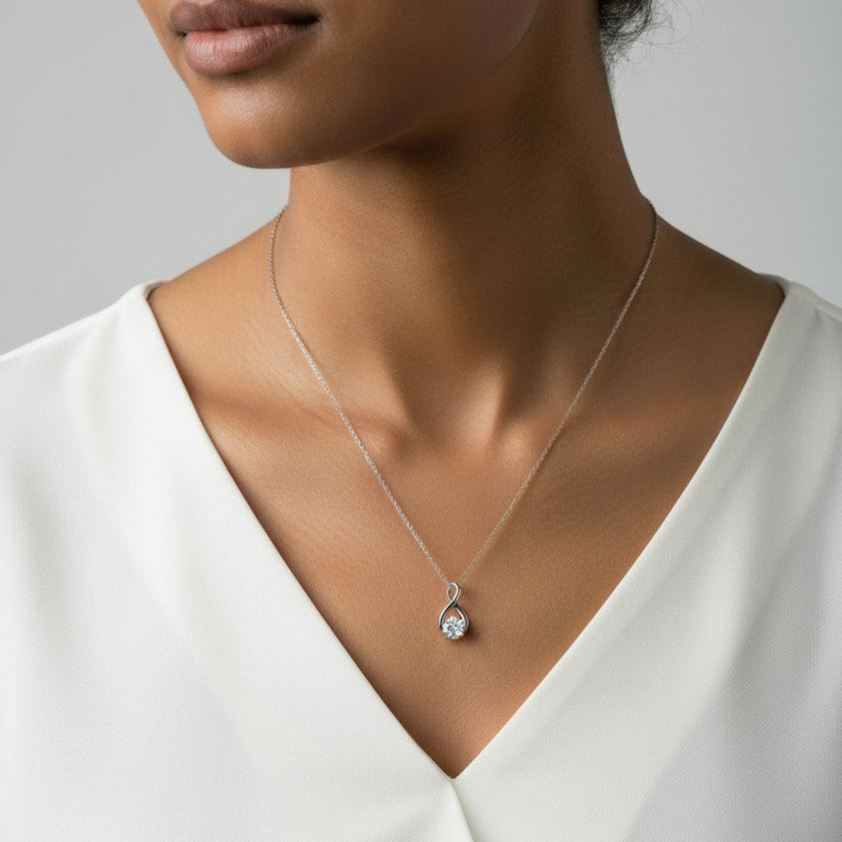 Collier en argent 925 et son pendentif en argent 925 avec un oxyde de zirconium blanc, porté au cou